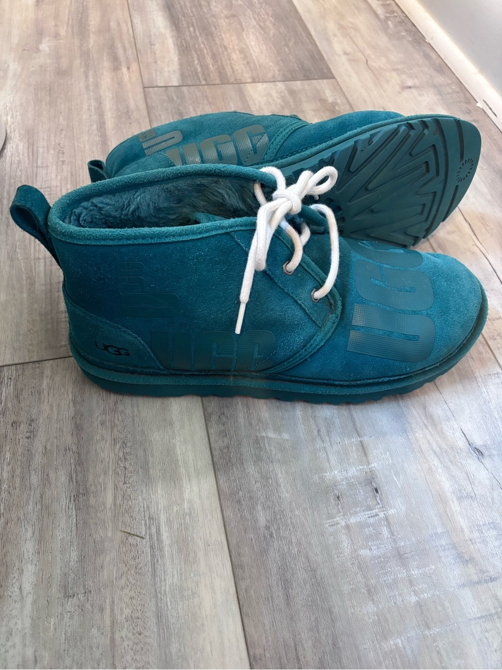 UGG Men’s Neumel Scatter Chukka Teal Suede Lace-Up Ankle Boots